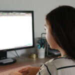 Texterin tippt auf einer Tastatur