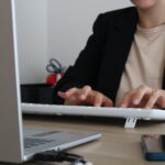 Frau beim SEO-Texte schreiben
